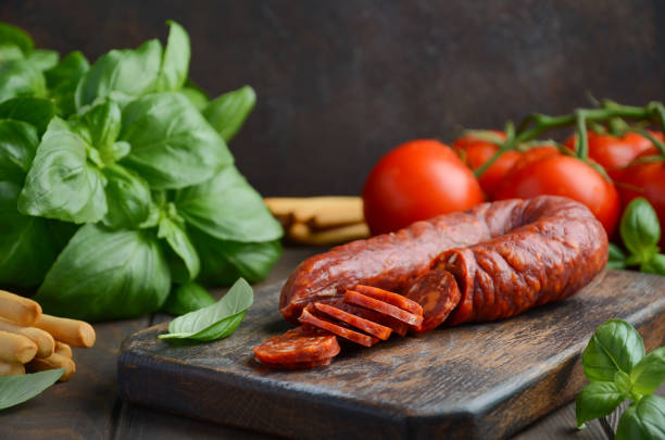 chouriço. espanhol chouriço tradicional com ervas frescas e tomate. - chorizo - fotografias e filmes do acervo