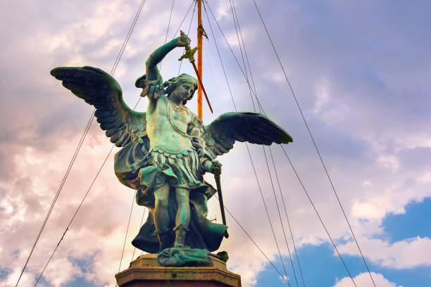 statua dell'angelo sul ponte dell'angelo, roma, italia - rome italy skyline castel santangelo foto e immagini stock