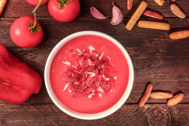 španělská gazpacho polévka s přísadami a kopírovací prostor - středomořská kuchyně fotky - stock snímky, obrázky a fotky