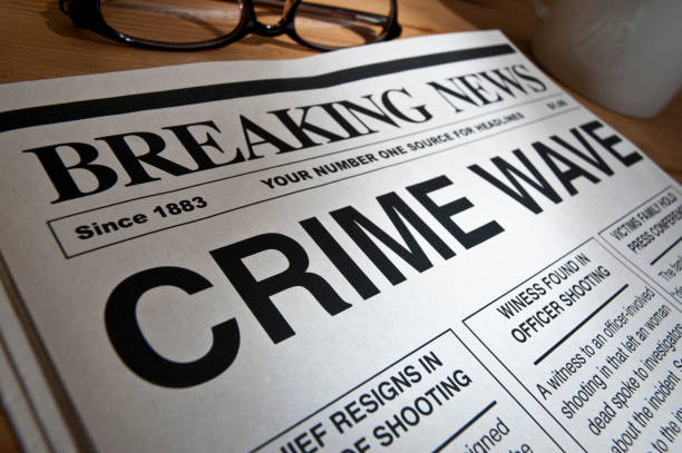 nagłówek fali przestępczości - burglary newspaper newspaper headline crime zdjęcia i obrazy z banku zdjęć