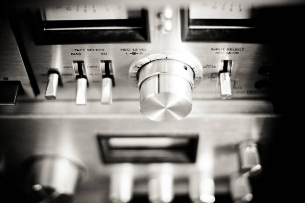 istock Old fashioned hi-fi music system equipment 823996358