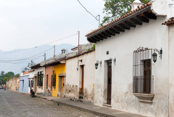 colonial buildings and cobbled streets in antigua, guatemala, central america - guatemala antigua central america color image imagens e fotografias de stock
