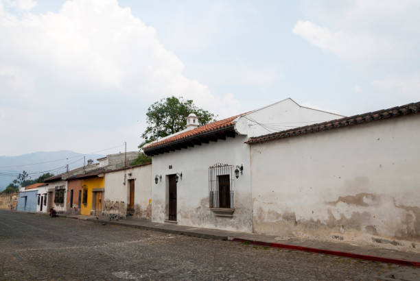 edifícios coloniais e ruas de paralelepípedos em antigua, na guatemala, américa central - guatemala antigua central america color image - fotografias e filmes do acervo