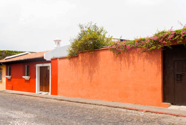 colonial buildings and cobbled streets in antigua, guatemala, central america - guatemala antigua central america color image imagens e fotografias de stock