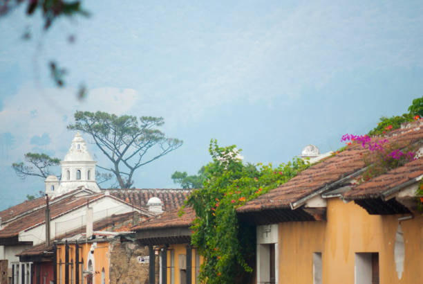 colonial buildings and cobbled streets in antigua, guatemala, central america - guatemala antigua central america color image imagens e fotografias de stock