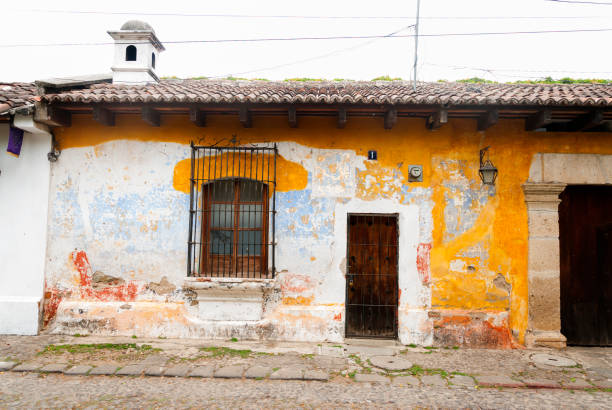 edifícios coloniais e ruas de paralelepípedos em antigua, na guatemala, américa central - guatemala antigua central america color image - fotografias e filmes do acervo