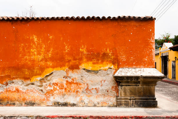 edifícios coloniais e ruas de paralelepípedos em antigua, na guatemala, américa central - guatemala antigua central america color image - fotografias e filmes do acervo