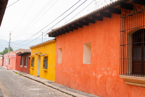 colonial buildings and cobbled streets in antigua, guatemala, central america - guatemala antigua central america color image imagens e fotografias de stock