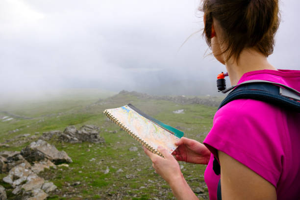 un excursionista leer un mapa - map uk hiking reading fotografías e imágenes de stock