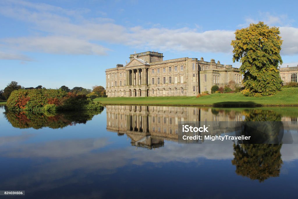 Lyme Park, Peak District National Park, Midlands, England, United Kingdom Lyme Park estate with its manor house and deer park has been a favourite with Peak District visitors ever since Colin Firth emerged from the adjoining lake in the 1995s BBC mini-series version of Jane Austen´s Pride & Prejudice. Mansion Stock Photo