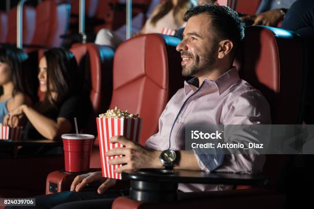 Chico Feliz Viendo Una Película Foto de stock y más banco de imágenes de 30-39 años - 30-39 años, Adulto, Adulto de mediana edad