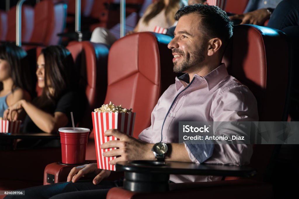 Cara feliz assistindo a um filme - Foto de stock de 30 Anos royalty-free