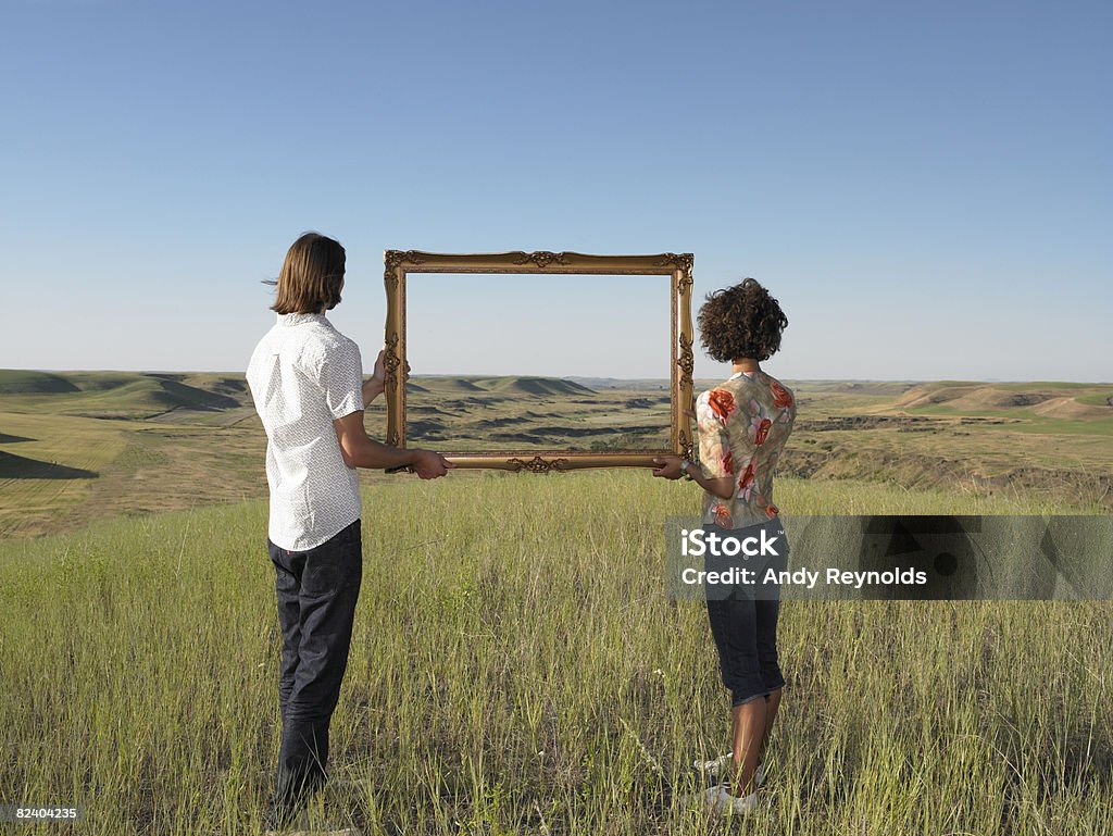 Homme et Femme tenant cadre de terres ouvertes - Photo de Cadre libre de droits