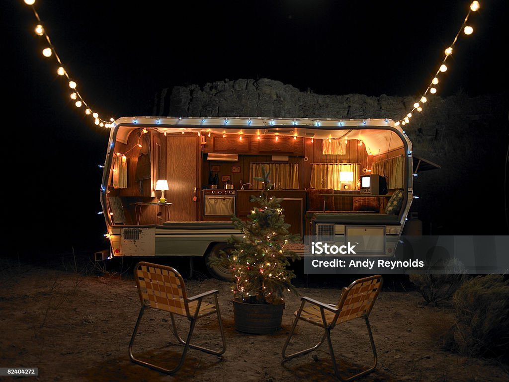 trailer di notte con decorazioni di Natale - Foto stock royalty-free di Natale