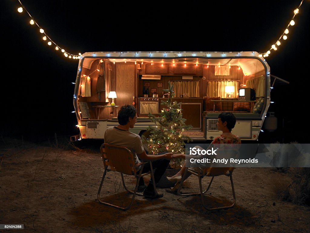 남자, 여자 앉아 나무 다음 홈 - 로열티 프리 크리스마스 스톡 사진