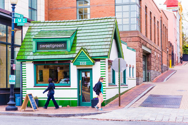 sweetgreen fast-casual restaurant in georgetown außen mit menschen zu fuß durch - 3694 stock-fotos und bilder