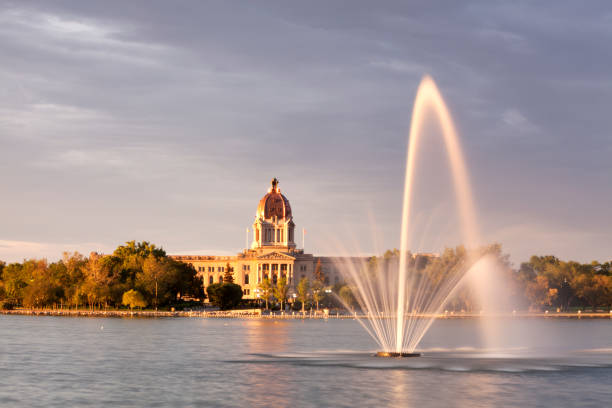 wascana centre park regina saskatchewan kanada - wascana lake stock-fotos und bilder