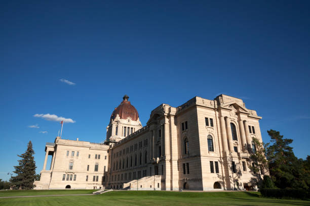 saskatchewan regina legistlature building - built structure building exterior parliament building regina imagens e fotografias de stock