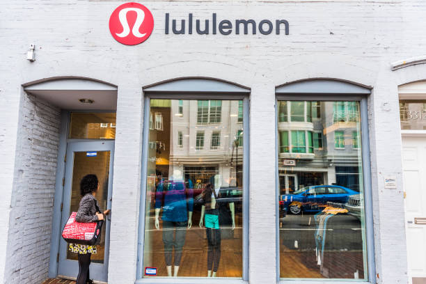 lululemon edifício exterior com mulher entrando loja por sinal - 3693 - fotografias e filmes do acervo