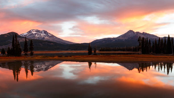 istock Autumn Sunrise at Sparks Lake, Oregon 824064080