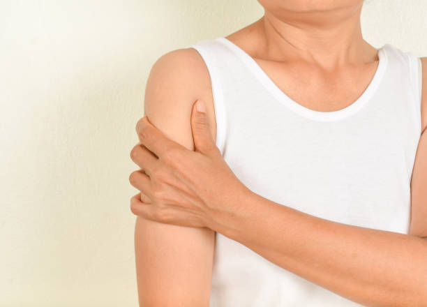 istock Arm pain in old women 824094580