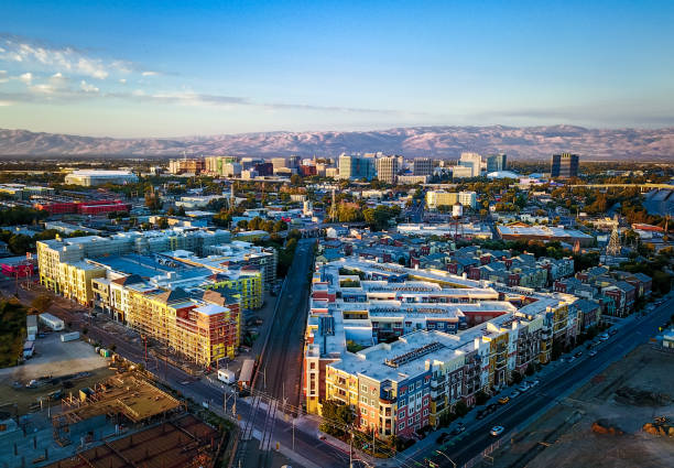 vista aérea de la puesta de sol sobre el centro de san josé en california - california fotografías e imágenes de stock