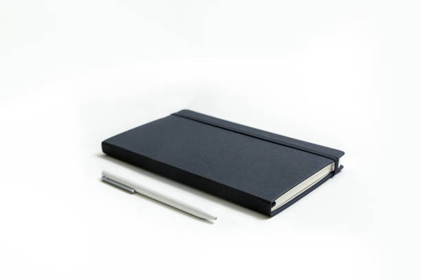 caneta caderno e branco - book black isolated on white note pad - fotografias e filmes do acervo