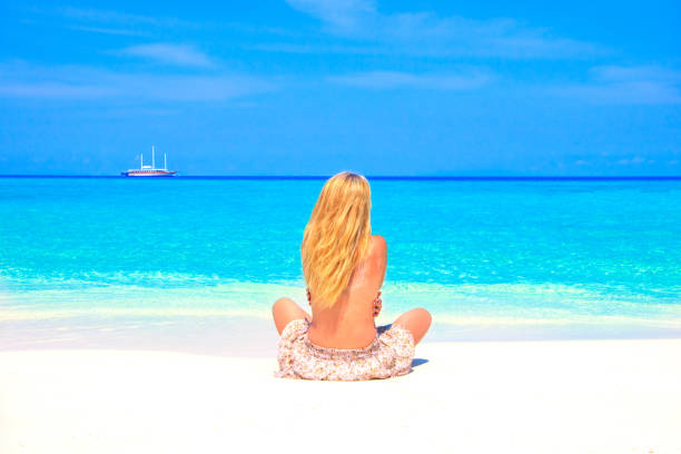 dreamscape escape con ragazza di bellezza alle maldive - blond hair women naked bikini foto e immagini stock