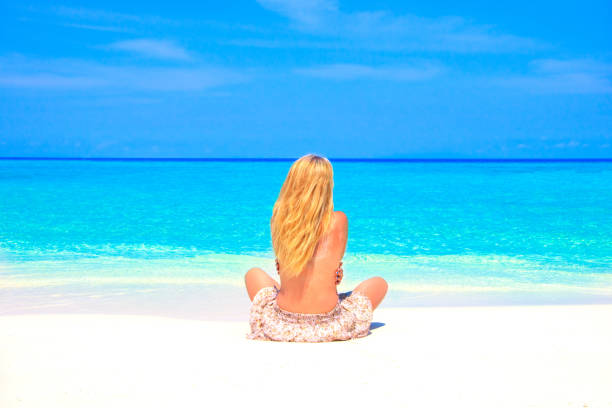 dreamscape escape con ragazza di bellezza alle maldive - blond hair women naked bikini foto e immagini stock