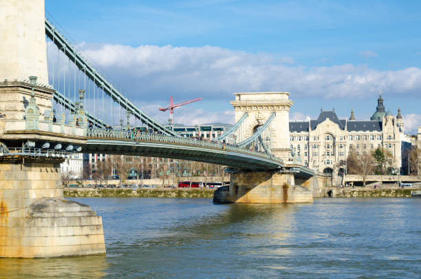 ハンガリー ブダペスト市でドナウ川の鎖橋 - chain bridge budapest bridge lion ストックフォトと画像