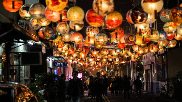 festival de lanternas de taiwan. ano novo chinês enforcamento pintado lanternas sobre a rua de noite - lantern wishing sky night - fotografias e filmes do acervo