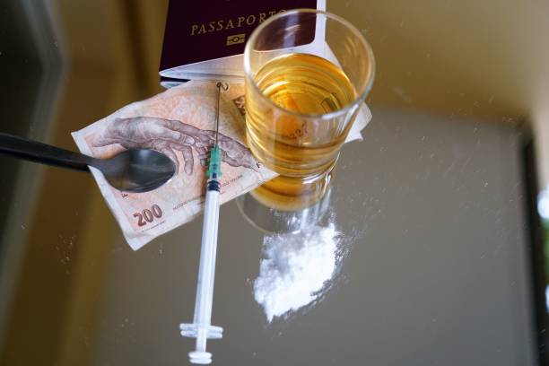 spożywanie narkotyków i alkoholu. handel narkotykami - narcotic heroin addiction hepatitis zdjęcia i obrazy z banku zdjęć