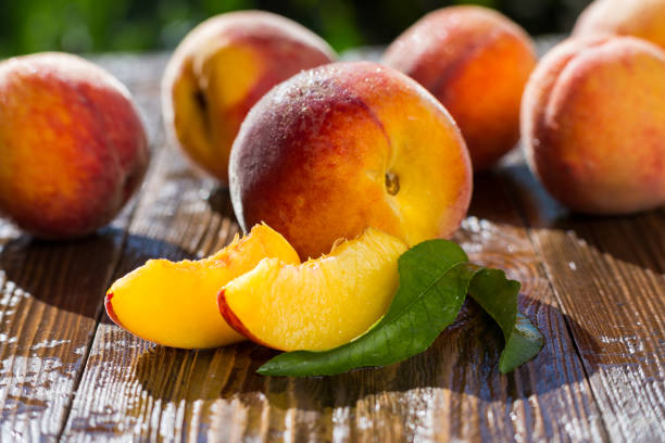 新鮮な桃、桃をクローズ アップ木材の背景、甘い桃、桃、桃、桃のスライスをスライスのグループ桃果物背景 - ripe peach ストックフォトと画像