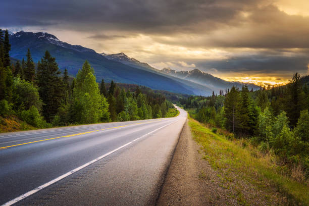 yellowhead highway nella columbia britannica - road landscape journey road trip foto e immagini stock