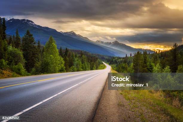 Yellowhead Highway Nella Columbia Britannica - Fotografie stock e altre immagini di Strada - Strada, Montagna, Canada