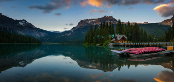 canoas en el lago esmeralda en el parque nacional de yoho, canadá - many glacier hotel fotografías e imágenes de stock