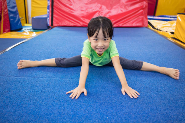 asiatique chinoise petite fille joue intérieure - gymnastique sportive photos et images de collection