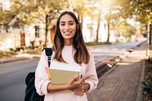 estudiante de la universidad femenina con libro en campus - back to school young women cheerful happiness fotografías e imágenes de stock