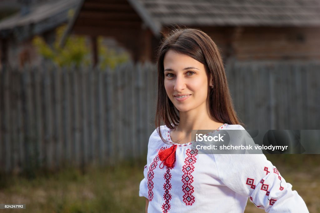 A garota bonita em traje nacional ucraniano - Foto de stock de Adulto royalty-free