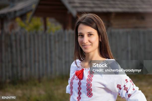 Foto de A Garota Bonita Em Traje Nacional Ucraniano e mais fotos de stock de Adulto - Adulto, Arte, Cultura e Espetáculo, Beleza