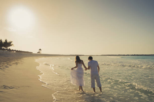 podróż pary - sunrise beach couple hiking zdjęcia i obrazy z banku zdjęć