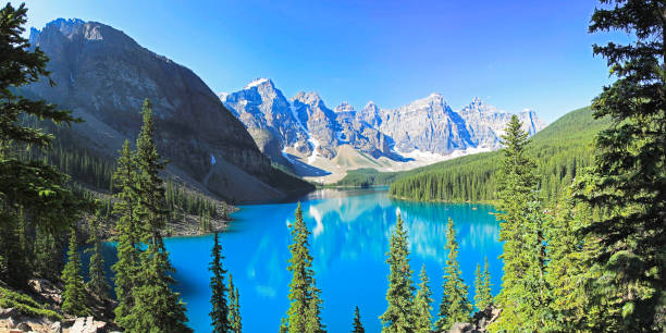 Moraine lake, summer 2017 Moaine lake, Alberta, CANADA - July 14, 2017: Moraine Lake in the sun, beautiful blue water, rocky mountains in the back Canada's Banff National Park stock pictures, royalty-free photos & images