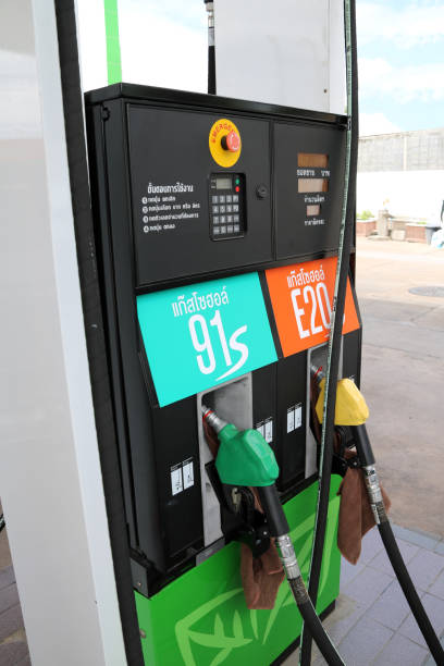 gas-spender bangchak tankstelle. (gasohol 91: benzin 90 % ethanol 10 %)(e20: benzin ethanol 80 % 20 %) - gasohol stock-fotos und bilder