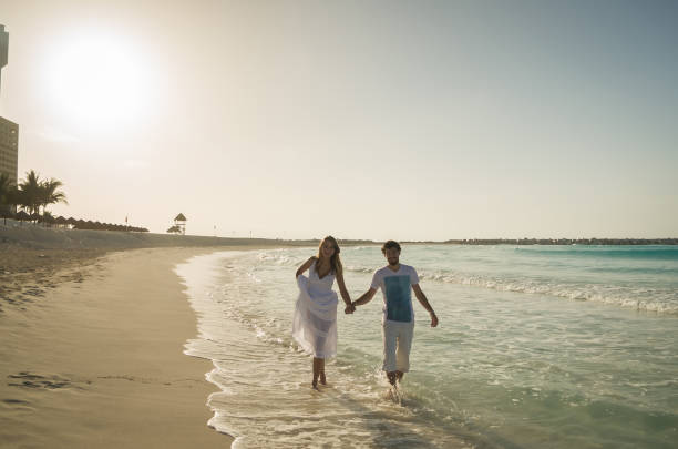 podróż pary - sunrise beach couple hiking zdjęcia i obrazy z banku zdjęć