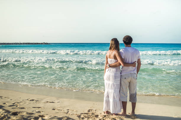 viagem do casal - sunrise beach couple hiking - fotografias e filmes do acervo