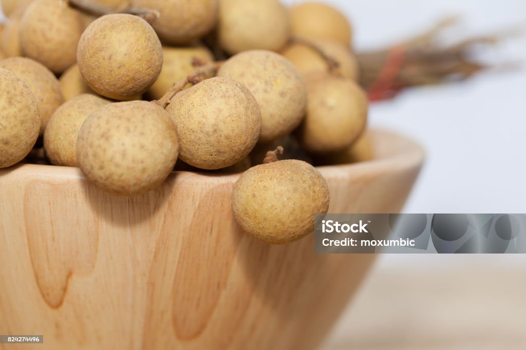 Frutas tropicais Longan em tigela de madeira - Foto de stock de Alimentação Saudável royalty-free