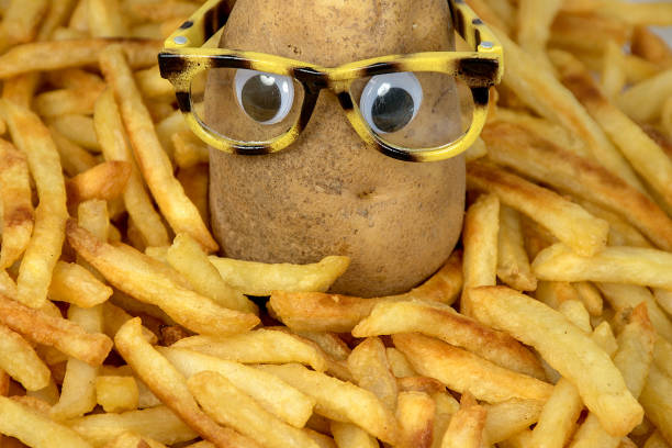 pomme de terre avec des lunettes en fries français - french fries fast food french fries raw raw potato photos et images de collection