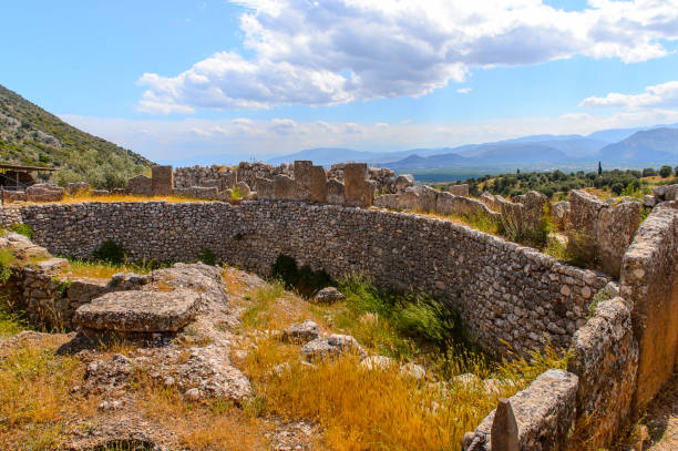 paredes de micenas, centro da civilização grega, peloponeso, grécia. mycenae é um famoso sítio arqueológico na grécia. património mundial da unesco - 16197 - fotografias e filmes do acervo