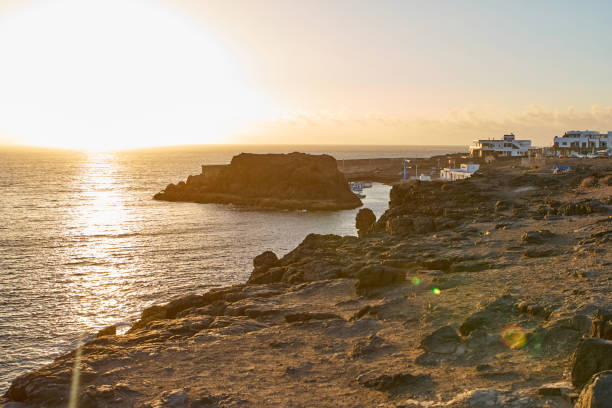 acantilados de cotillo durante la puesta del sol - fuerteventura - el cotillo fotografías e imágenes de stock