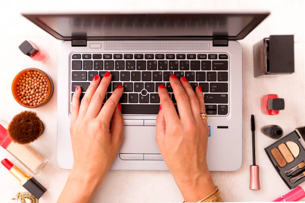 blogger de moda trabajar en escritorio de oficina con un ordenador portátil: concepto de moda, belleza y tecnología - red lipstick fotografías e imágenes de stock